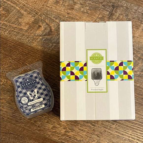 Scentsy Frosted Night Warmer with Homestead Holiday Wax Bar - Picture 1 of 5